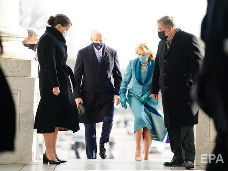 Джилл Байден пришла на инаугурацию мужа в твидовом пальто и платье с кристаллами Сваровски