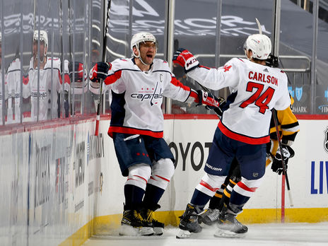 НХЛ отстранила от игр и тренировок четырех российских хоккеистов. Они нарушили COVID-протокол