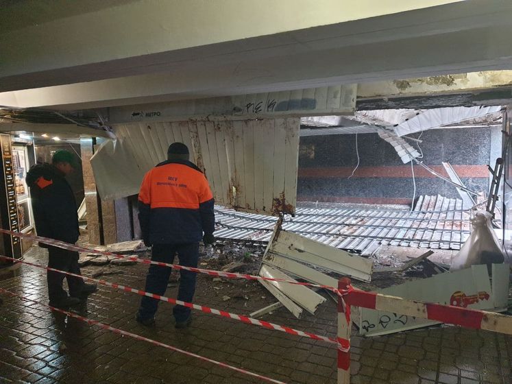В центре Киева в подземном переходе обвалился потолок