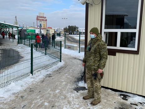 Боевики на Донбассе ежедневно пропускают граждан только на КПВВ 