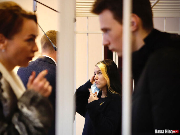 У Білорусі 18-річній мітингувальниці дали два роки колонії. Вона написала "лошки" на щитах військових