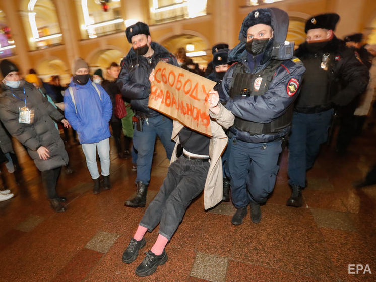 В Кремле назвали "недопустимыми" акции сторонников Навального. "ВКонтакте" блокирует призывы к протестам