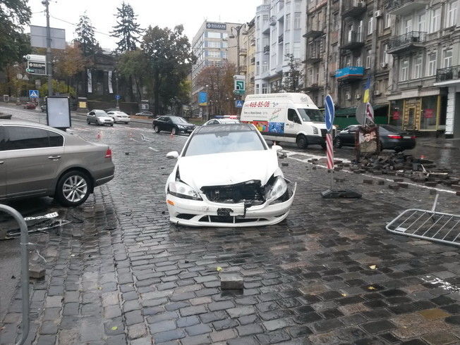 В Киеве Mercedes въехал в памятник герою Небесной сотни Жизневскому