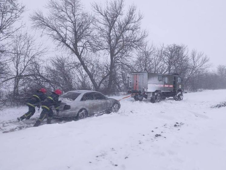 Снігопад в Україні: у кількох областях обмежили рух транспорту, під Одесою та Миколаєвом багатокілометрові затори