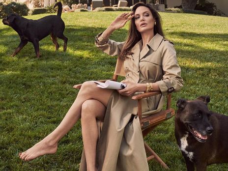Зйомки для Vogue проводили у дворі будинку Джолі