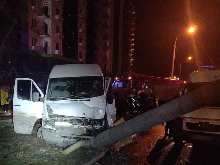 В Запорожье маршрутный автобус врезался в электроопору, пострадали 14 человек