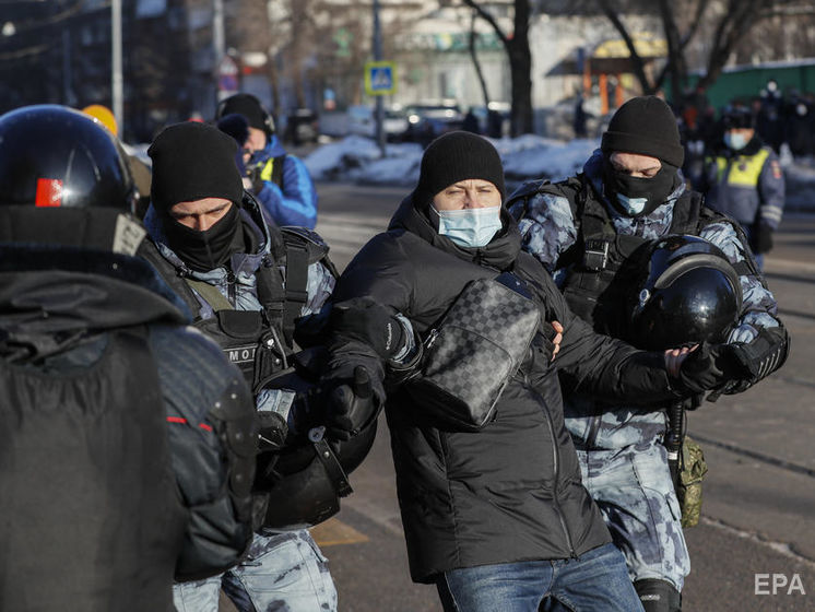 У Кремлі прокоментували факти тривалого затримання учасників протесту в Росії