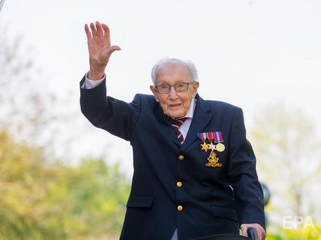 Помер 100-річний волонтер-ветеран Том Мур, який заразився коронавірусом