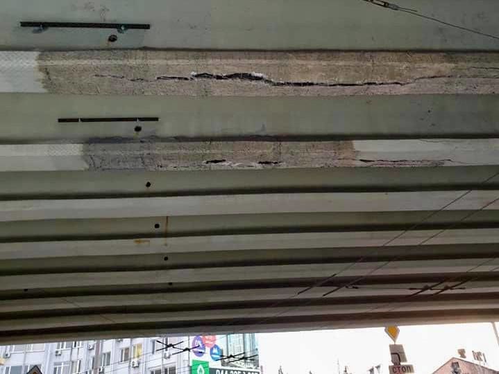 У Києві на мосту біля станції метро "Нивки" виявили глибоку тріщину. Його ремонтувала турецька компанія