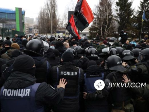 Националисты пикетируют телеканал "Наш", произошло столкновение