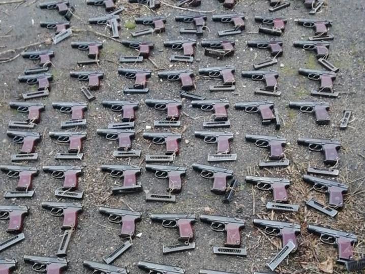 1600 гранат, 60 пистолетов, 124 ящика патронов. В Мариуполе нашли огромный тайник с боеприпасами