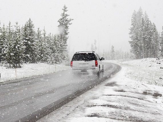 Сніг, ожеледиця, пориви вітру до 15–20 м/с. ДСНС попередила про погіршення погоди в Україні
