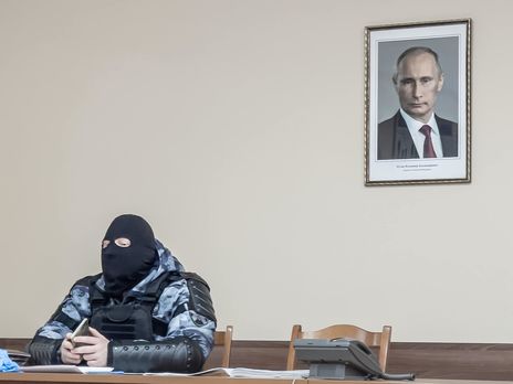Фотографію силовика під портретом Путіна продали за 2 млн руб.