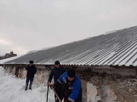 В России четырех человек насмерть привалило снегом с крыши