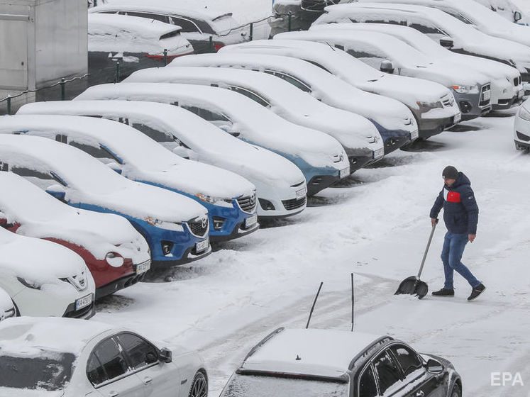 Снігопад в Україні. Знеструмлено майже 300 населених пунктів у 12 областях, у ДСНС просять відмовитися від поїздок автомобілем