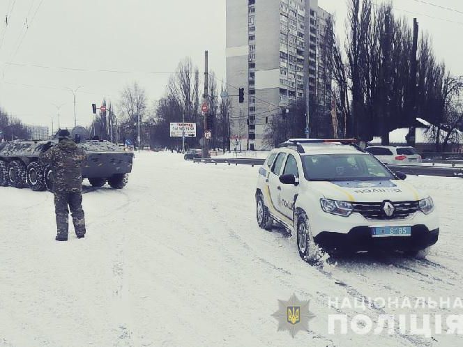 У Києві поліція витягує машини зі снігових завалів за допомогою БТР