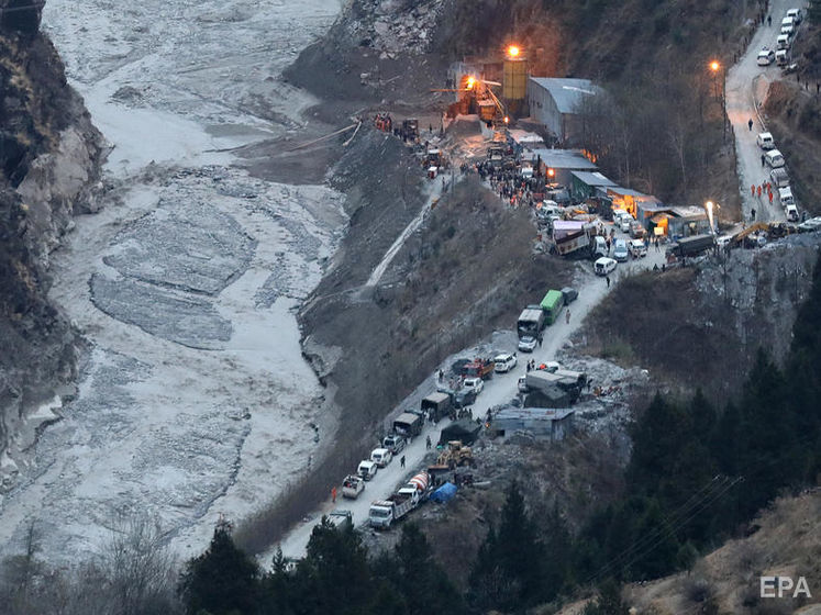 Число погибших при схождении ледника в Индии возросло до 32 человек