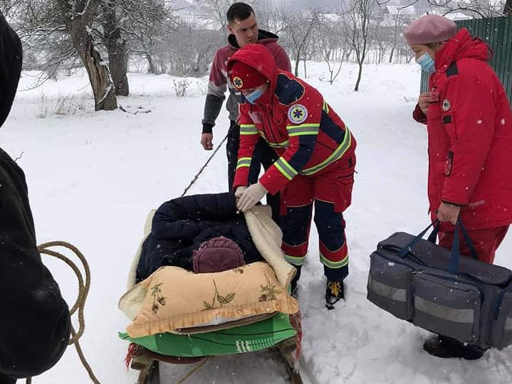 Во Львовской области "скорая" застряла в снегу – женщину с инфарктом везли на санях