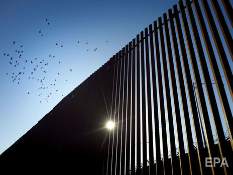 Байден скасував фінансування будівництва стіни на кордоні з Мексикою
