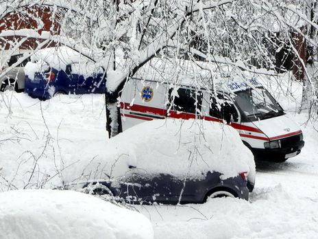Через сніг фельдшер у Рівненській області 2 км ніс пацієнта на спині