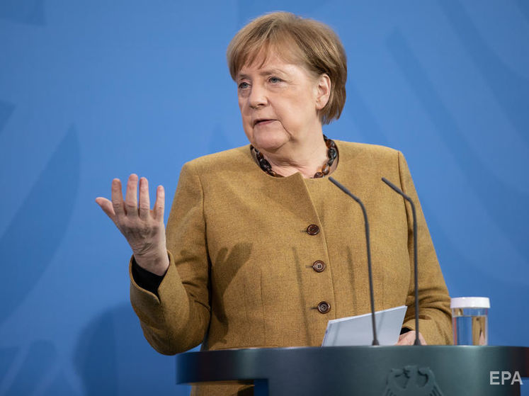 "Відреагувала як типова бабуся, яка забула окуляри". Меркель забула надіти маску після виступу