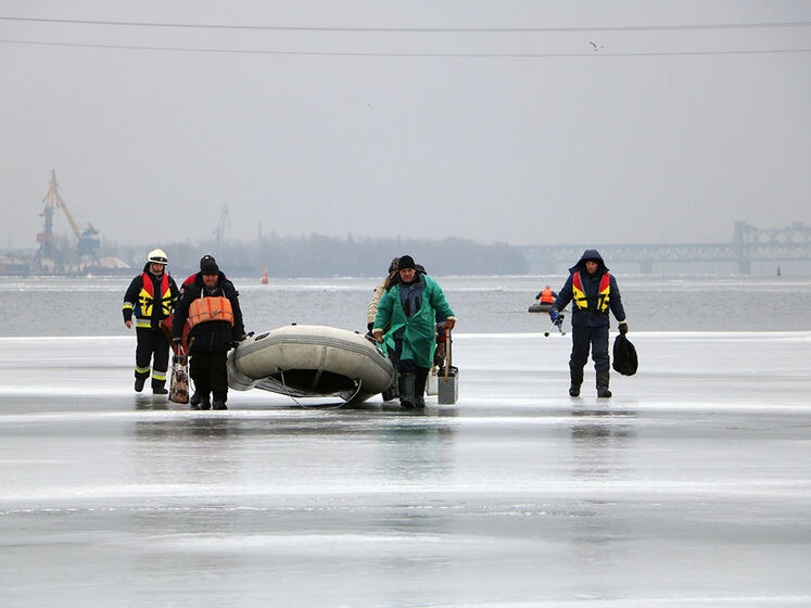 Шестеро на льдине. В Днепре спасли любителей зимней рыбалки