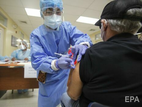 100 країн світу розпочали вакцинацію проти коронавірусу – дані Bloomberg