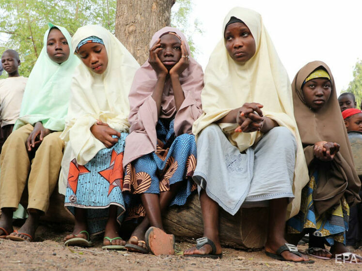 У Нігерії викрали понад 300 школярок і повели їх до лісу
