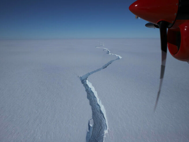Від Антарктиди відколовся величезний айсберг