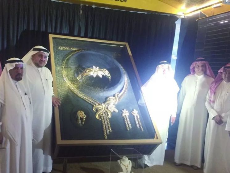 В Саудовской Аравии изготовили гигантский золотой гарнитур