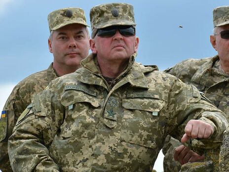 Муженко (на фото в центрі) зазначив, що РФ готова до дій