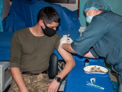 Согласие на вакцинацию против COVID-19 в зоне ООС дали 7 тыс. военных – главный эпидемиолог ВСУ
