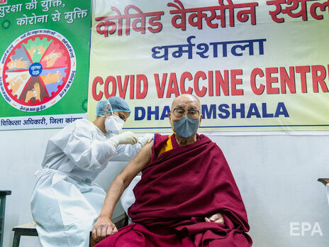 Відразу після уколу Далай-лама закликав людей виявити сміливість і пройти вакцинацію