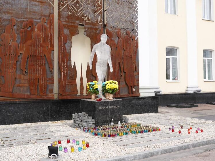 У Житомирі вандал бруківкою відколов шматки від пам'ятника Героям Небесної сотні
