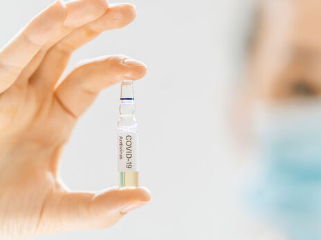 Вакцинацію проти коронавірусу в Україні розпочали 24 лютого