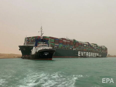 Контейнеровоз cів на мілину в Суецькому каналі й перекрив рух. У заторі стоїть понад 100 суден