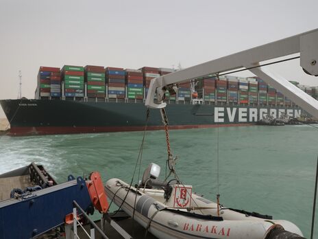 У Суецькому каналі поглиблюють дно навколо гігантського контейнеровоза, який сів на мілину і перекрив рух