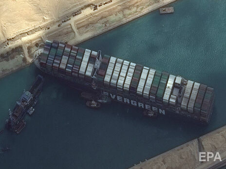 Гигантский контейнеровоз стоит поперек Суэцкого канала четвертые сутки. Чтобы его освободить, начали углублять дно. Фоторепортаж