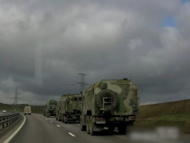 Росія активно перекидає військову техніку у Крим через Керченський міст – ЗМІ