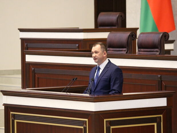 Парламент Беларуси в первом чтении принял законопроект, который запрещает мирные собрания без разрешения. Журналистов приравняли к активистам