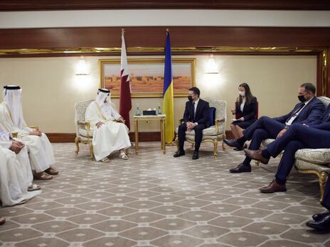 Дипломаты говорят, что Ермак и Кулеба нарушили протокол во время визита в Катар: сидели в позе 