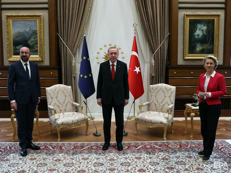 Главе Еврокомиссии не нашлось стула на встрече с Эрдоганом. Видео