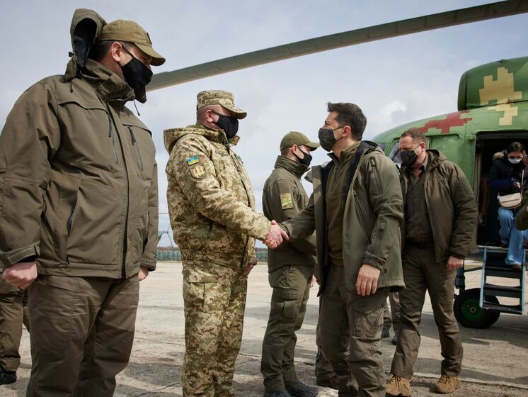"Те, у кого есть власть в Украине, должны быть на Донбассе". Зеленский рассказал о поездке в зону боевых действий