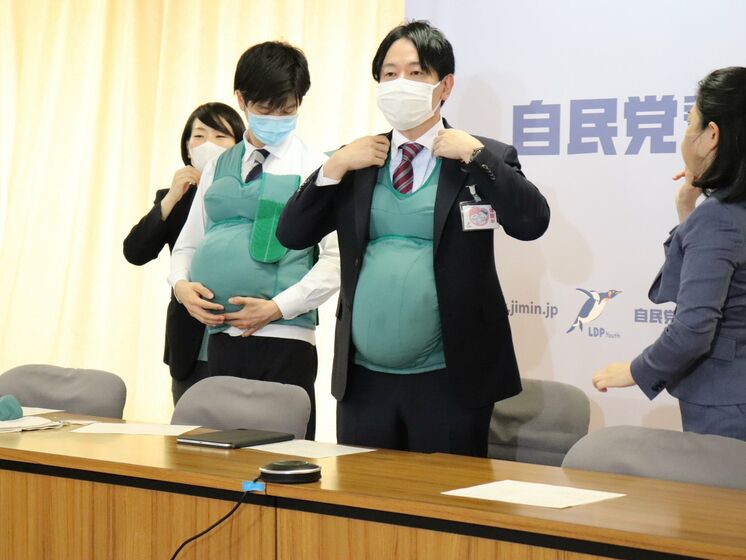В Японії політики два дні носили штучні животи і груди. Так вони хотіли зрозуміти, що відчувають вагітні жінки