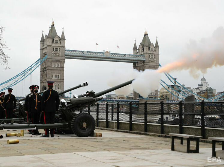 В Великобритании почтили память принца Филиппа серией оружейных салютов. Видео