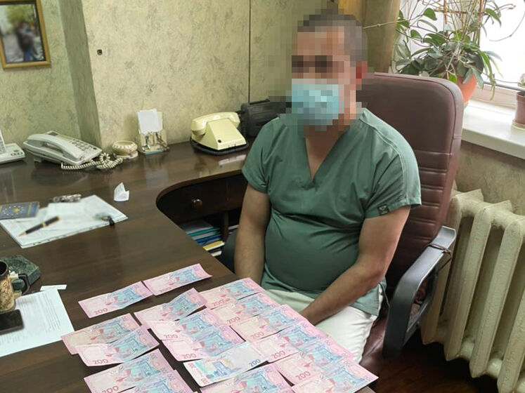 У Києві затримали завідувача відділення та лікаря на вимаганні під час видання тіла померлої від COVID-19 у відкритій труні