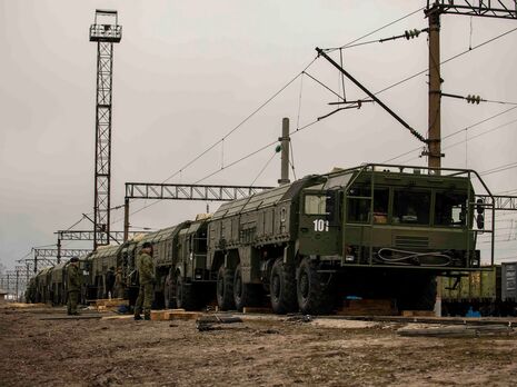 Россия продолжает стягивать войска и обвиняет НАТО в 