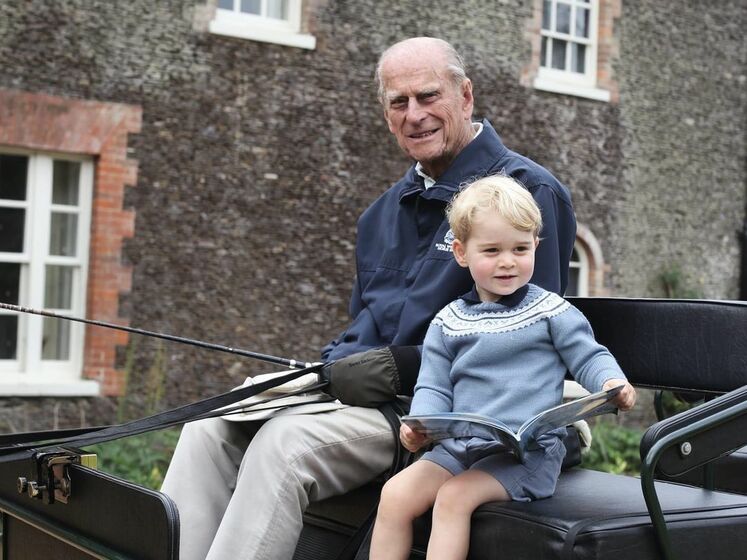 Королевская семья Великобритании обнародовала фото принца Филиппа и его семи правнуков. Фото собрало более 1 млн лайков