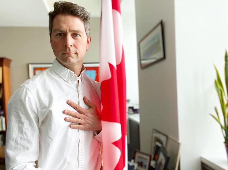 Канадский политик случайно "засветился" голым во время конференции в Zoom