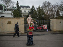Під посольством РФ у Чехії встановили статую голого Путіна на золотому унітазі. Фоторепортаж